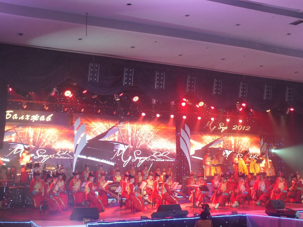 Л.Балхжавын тоглолт уу “Universe Best Songs”-ынхны цугларалт уу